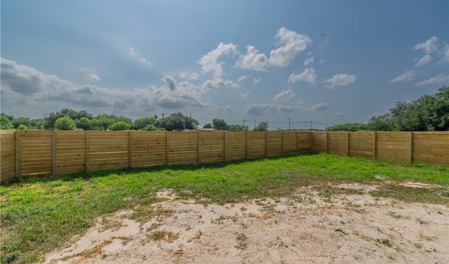 1055 N King St, Alice, TX 78332 - 3 Beds, 2 Bath
