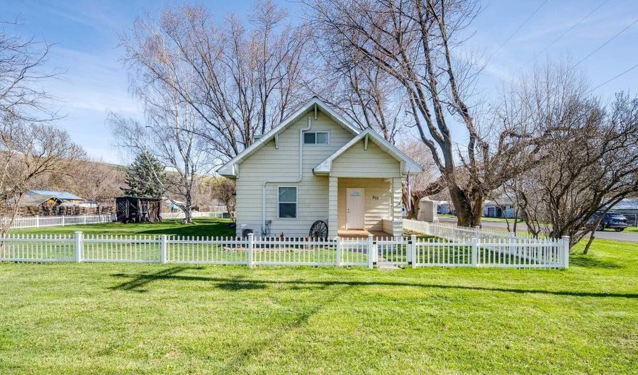 402 W Front St, Albion, WA 99102 - 4 Beds, 3 Bath