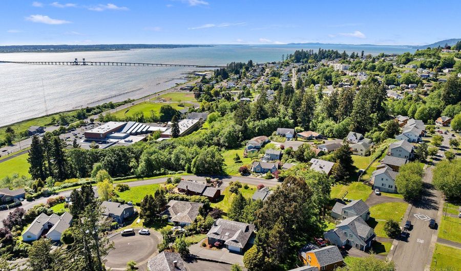 285 WALDORF Pl, Astoria, OR 97103 - 5 Beds, 3 Bath