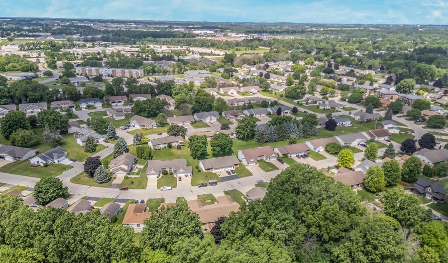 2232 N CLOUDVIEW Dr, Appleton, WI 54914 - 2 Beds, 2 Bath