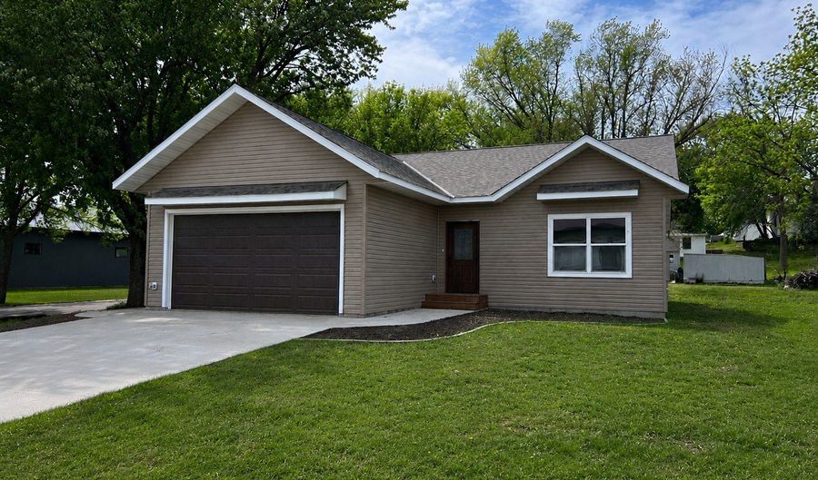 828 Spark Ave, Albert Lea, MN 56007 - 3 Beds, 2 Bath
