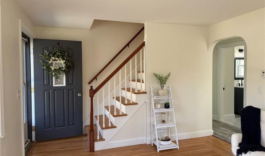 136 Frankfort St, Cranston, RI 02910 - 3 Beds, 1 Bath