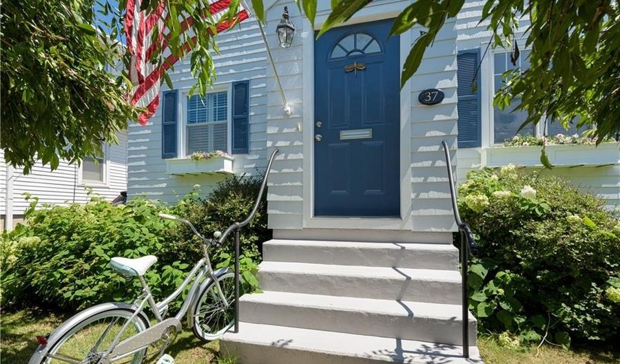 37 Almy St, Newport, RI 02840 - 4 Beds, 2 Bath