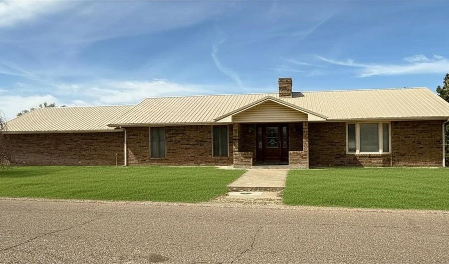 203 Avenue R, Beaver, OK 73932 - 5 Beds, 3 Bath