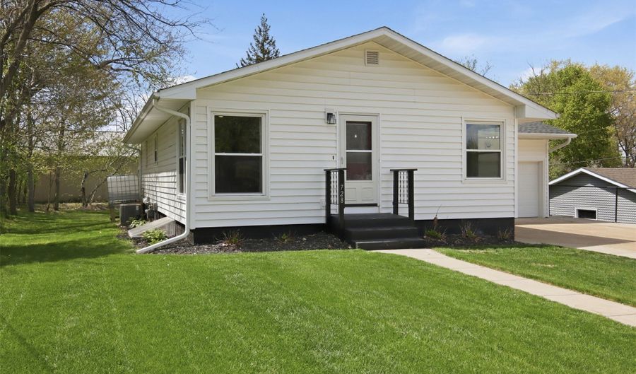 728 2nd St W, Altoona, WI 54720 - 4 Beds, 2 Bath