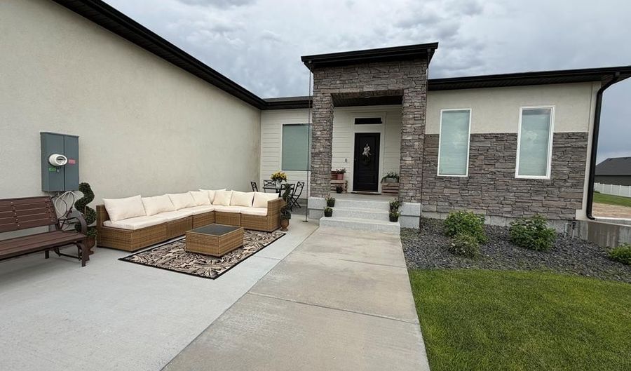 6560 E Crown Cres, Ammon, ID 83406 - 5 Beds, 3 Bath