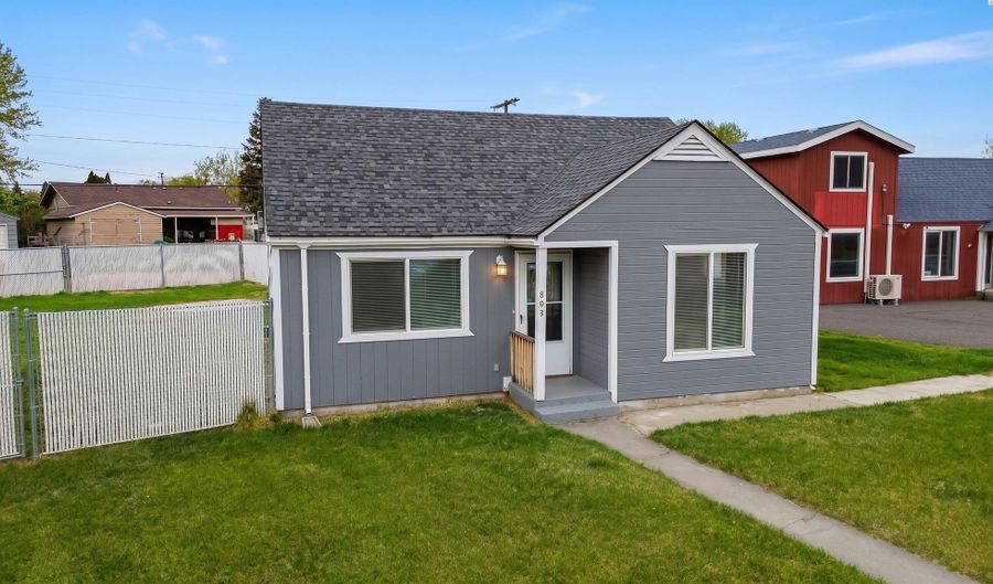 803 9th St, Benton City, WA 99320 - 2 Beds, 1 Bath