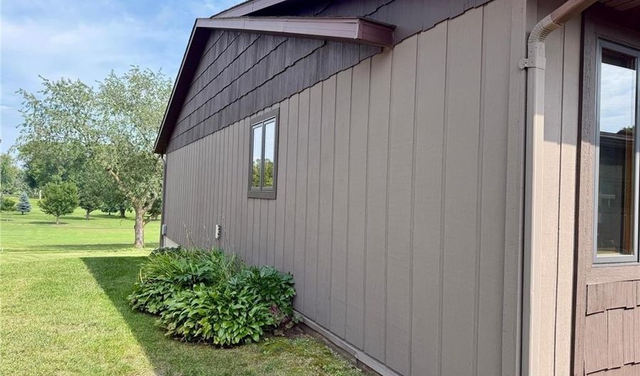1810 Lakewood Ave, Albert Lea, MN 56007 - 2 Beds, 2 Bath
