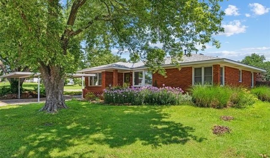 300 SE Waverly Ave, Bartlesville, OK 74006 - 3 Beds, 1 Bath