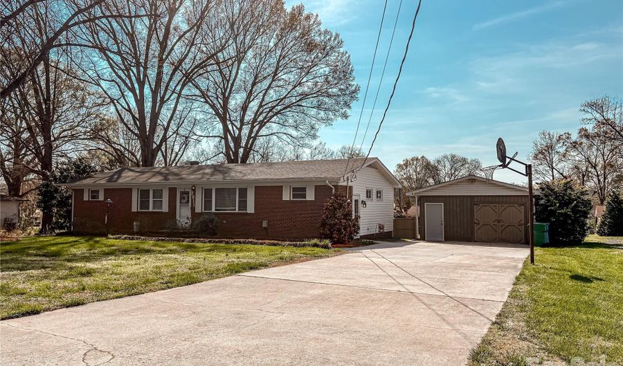 2011 Mountain Creek Rd, Albemarle, NC 28001 - 3 Beds, 1 Bath