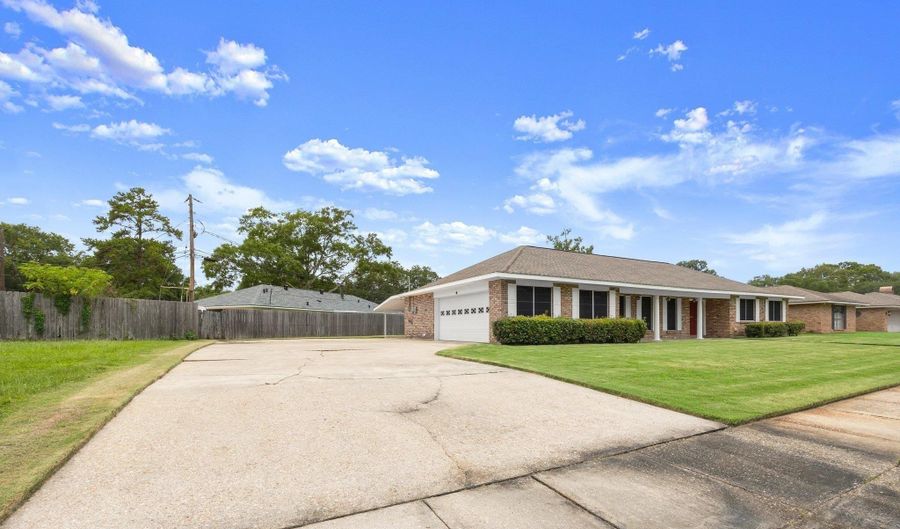 1382 Braeburn Dr, Baton Rouge, LA 70815 - 3 Beds, 2 Bath