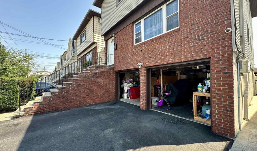 56 ISABELLA Ave, Bayonne, NJ 07002 - 3 Beds, 1 Bath