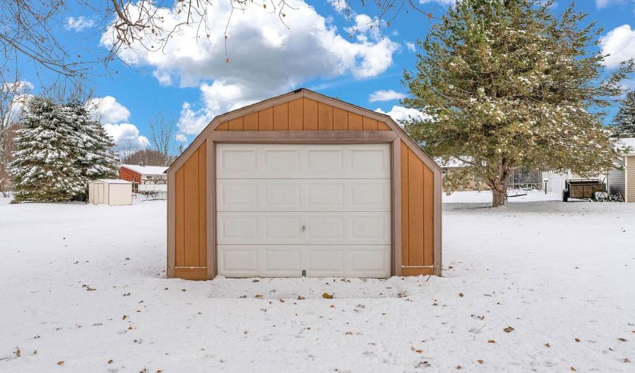 415 W Winds, Almont, MI 48003 - 3 Beds, 2 Bath