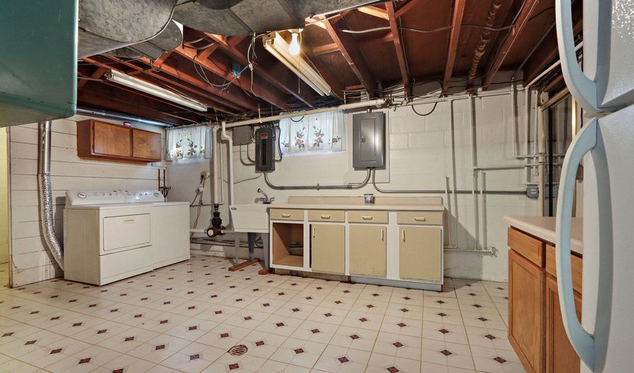 281 Chestnut St, Antioch, IL 60002 - 3 Beds, 2 Bath