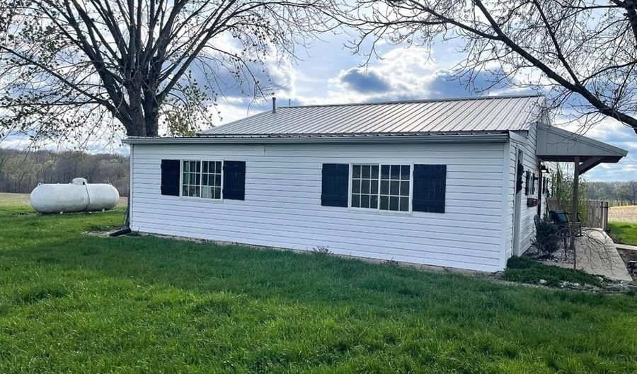 7631 Gray Rd, Alma, IL 62807 - 2 Beds, 1 Bath