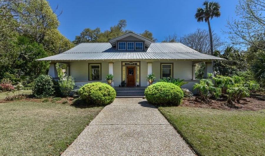 160 Ave C, Apalachicola, FL 32320 - 2 Beds, 2 Bath