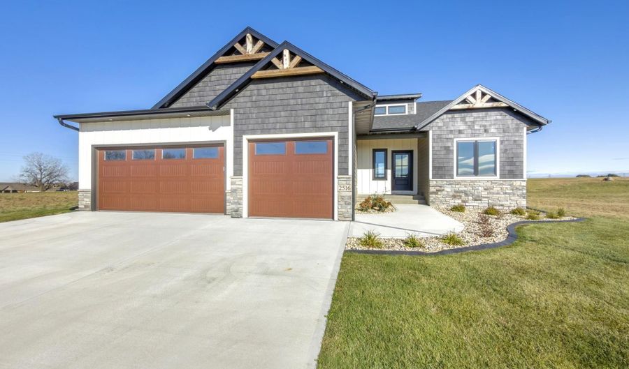 2516 E Chestnut Trl, Brandon, SD 57005 - 5 Beds, 3 Bath