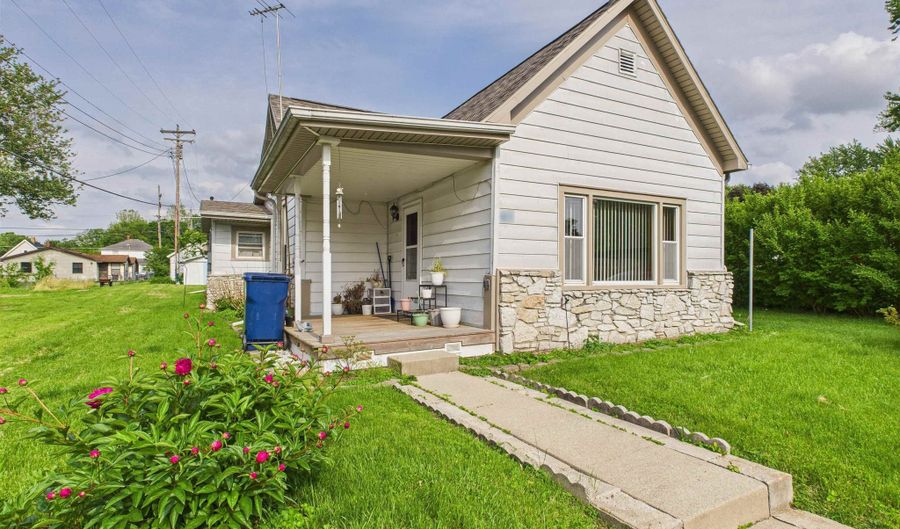 63 S Market St, Andrews, IN 46702 - 2 Beds, 1 Bath
