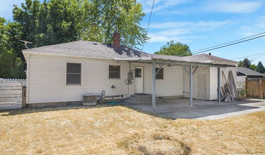 211 Collins St, Blackfoot, ID 83201 - 3 Beds, 2 Bath