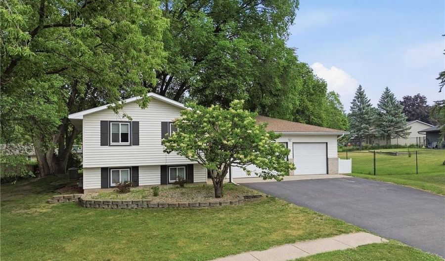 6541 134th St W, Apple Valley, MN 55124 - 3 Beds, 2 Bath