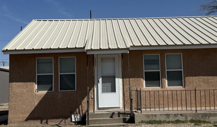 207 E Grand Ave, Artesia, NM 88210 - 1 Beds, 1 Bath