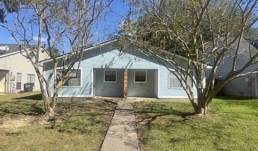 3251 King Bradford Dr, Baton Rouge, LA 70816 - 6 Beds, 3 Bath