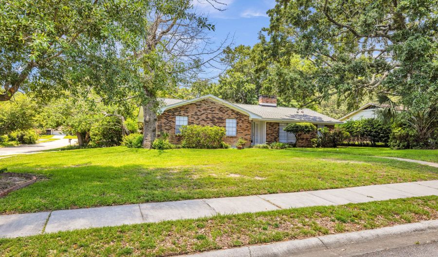 729 Canterbury Dr, Biloxi, MS 39532 - 3 Beds, 2 Bath