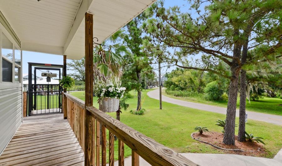 424 Riverview Dr, Bay St. Louis, MS 39520 - 2 Beds, 3 Bath