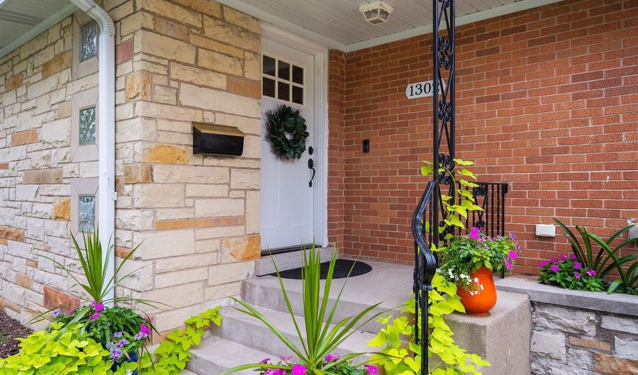 1302 W Campbell St, Arlington Heights, IL 60005 - 3 Beds, 3 Bath