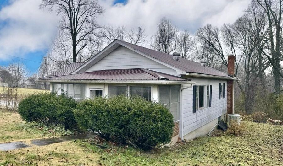 117 W Williamsburg St, Whitley City, KY 42653 - 3 Beds, 1 Bath