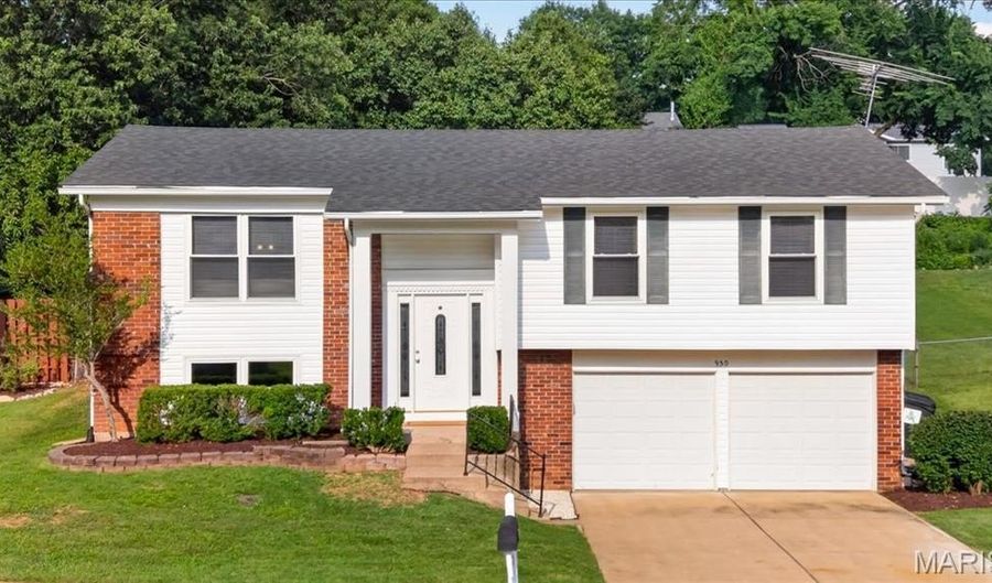 930 Bellestri Dr, Ballwin, MO 63021 - 3 Beds, 3 Bath