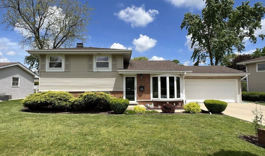 440 W Lake Park Dr, Addison, IL 60101 - 3 Beds, 2 Bath