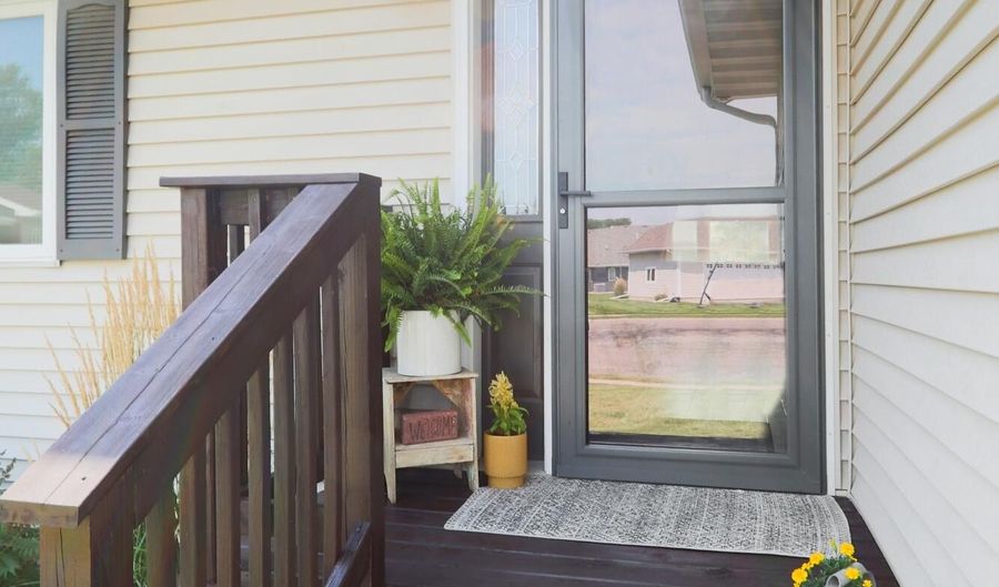 1008 Jade Ct, Aberdeen, SD 57401 - 4 Beds, 3 Bath