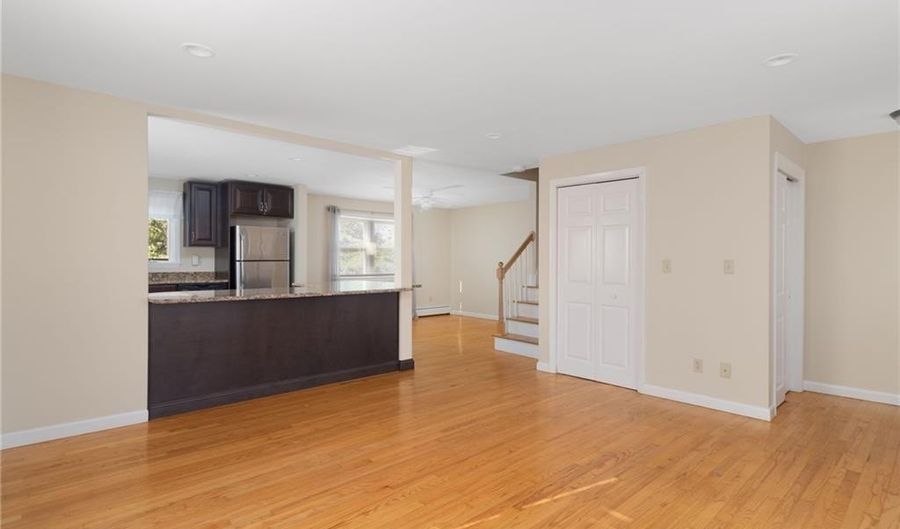 9 Chestnut Hill Rd B, Middletown, RI 02842 - 3 Beds, 2 Bath