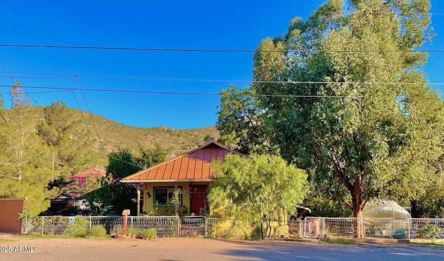 122 VAN DYKE St, Bisbee, AZ 85603 - 3 Beds, 1 Bath
