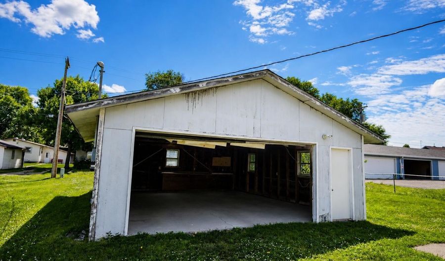 1011 Cochrane St, Aberdeen, SD 57401 - 3 Beds, 0 Bath
