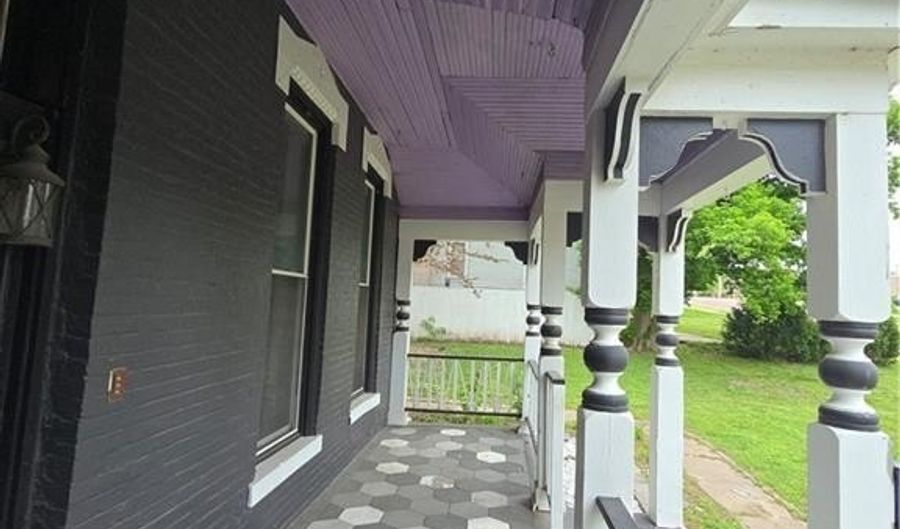 617 Parallel St, Atchison, KS 66002 - 7 Beds, 4 Bath