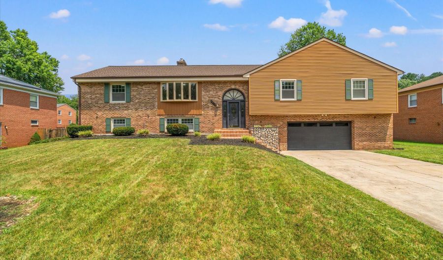 11400 DUNDEE Dr, Bowie, MD 20721 - 4 Beds, 4 Bath