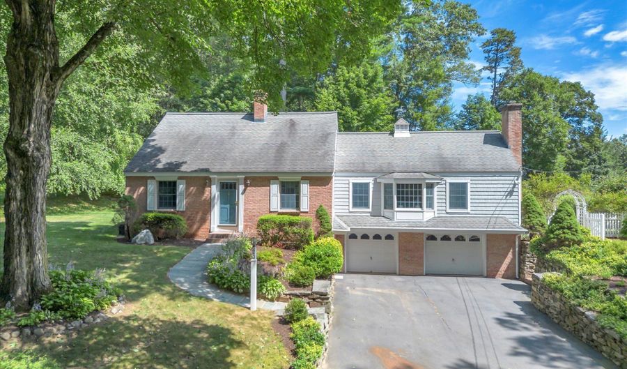 20 Bolleswood Ln, Avon, CT 06001 - 3 Beds, 3 Bath