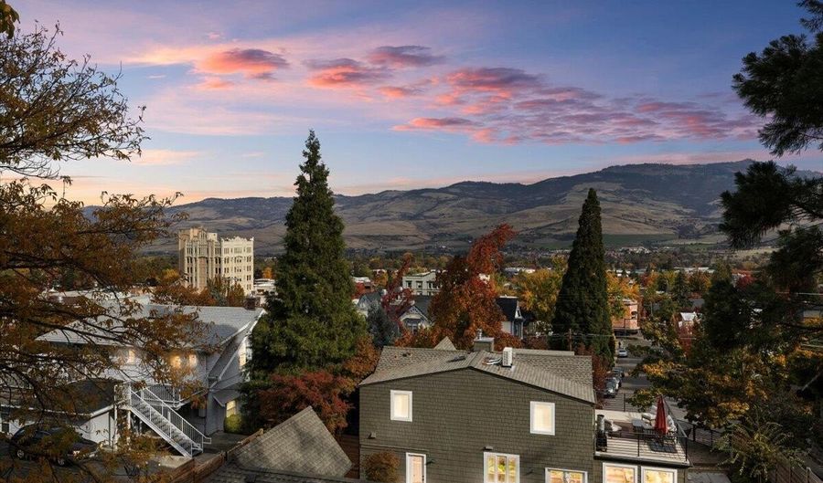 327 Ravenwood Pl, Ashland, OR 97520 - 1 Beds, 2 Bath