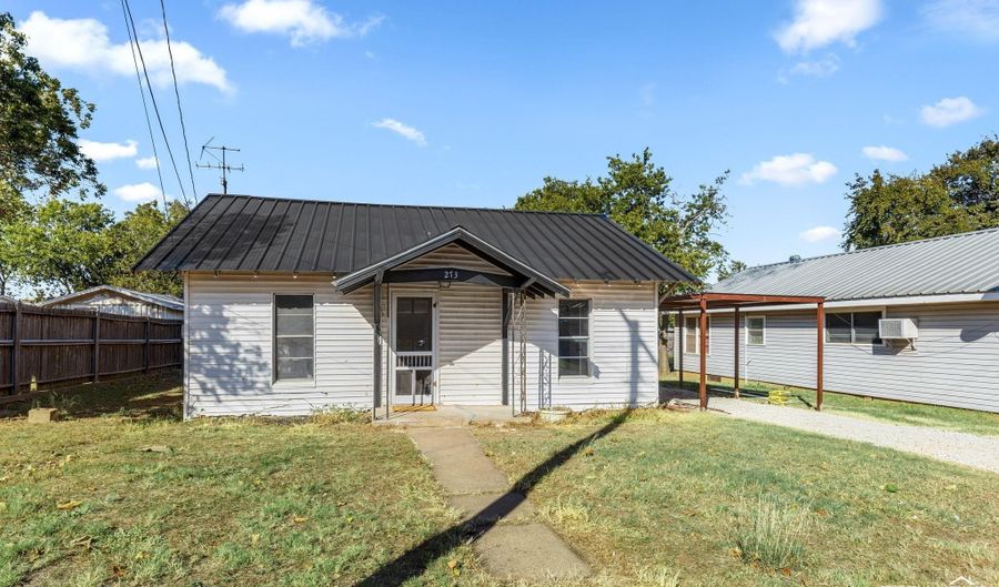 213 W COTTONWOOD St, Archer City, TX 76351 - 2 Beds, 1 Bath