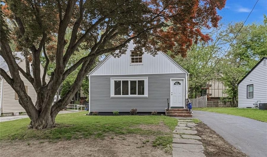 8 Angela Ct, North Providence, RI 02904 - 3 Beds, 1 Bath