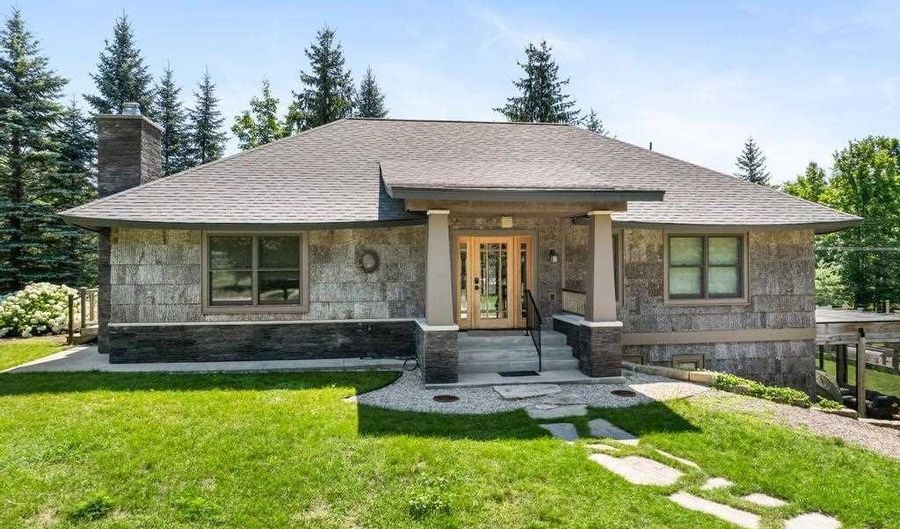 5546 Valley Rd, Alanson, MI 49706 - 3 Beds, 3 Bath