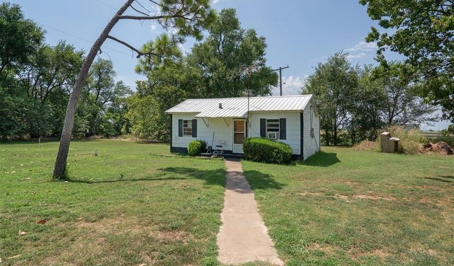 2200 Highway 81 N, Chickasha, OK 73018 - 4 Beds, 3 Bath