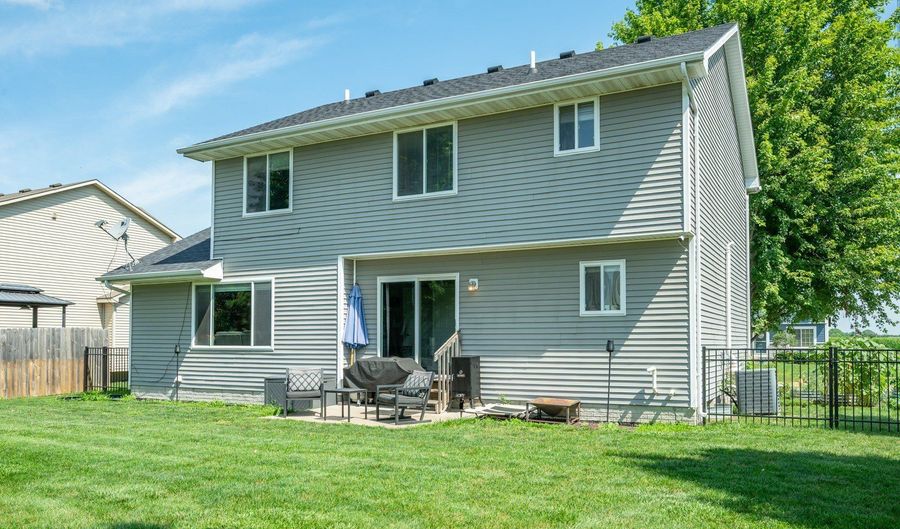 550 25th St SE, Altoona, IA 50009 - 4 Beds, 3 Bath