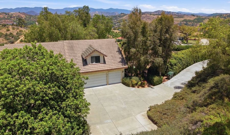 2659 Dos Lomas, Fallbrook, CA 92028 - 3 Beds, 5 Bath