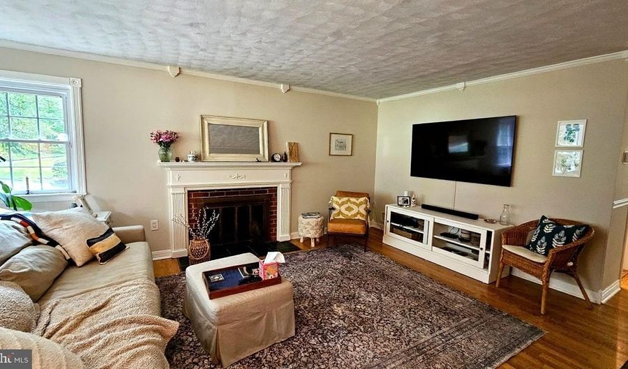 4021 LAUREL Rd, Alexandria, VA 22309 - 6 Beds, 3 Bath