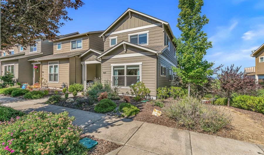 969 Camelot Dr, Ashland, OR 97520 - 3 Beds, 3 Bath