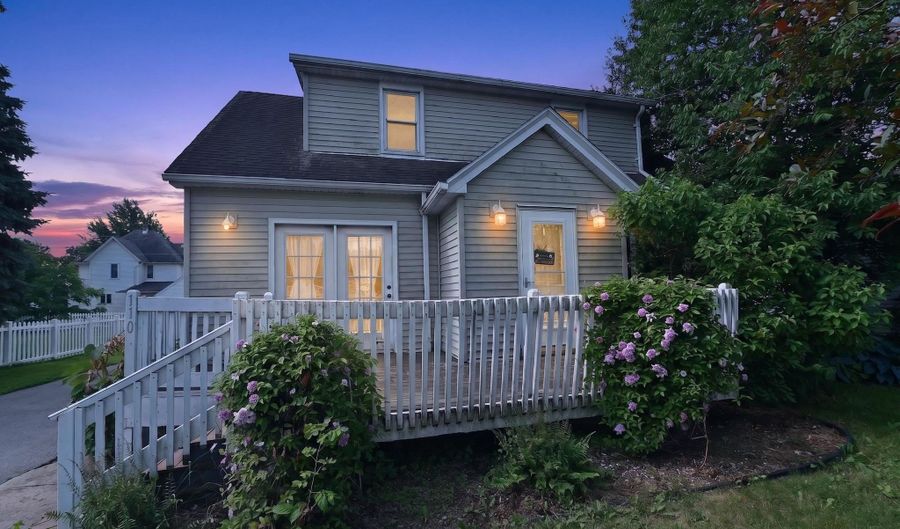 110 Pierce St, Arlington, WI 53911 - 3 Beds, 2 Bath