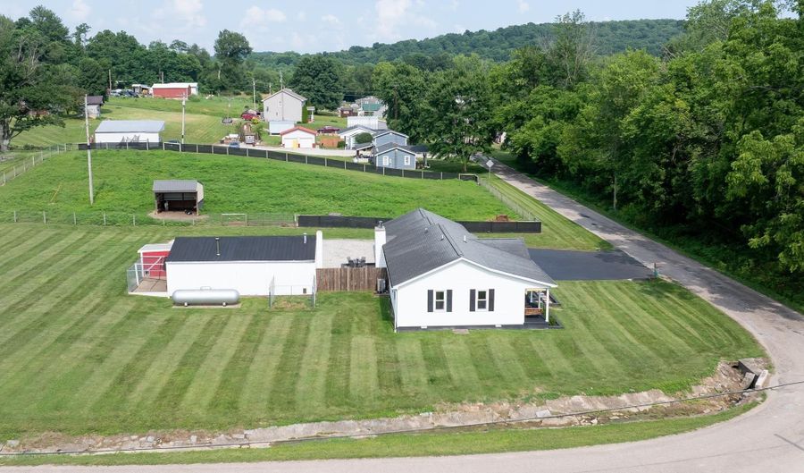 6049 E Mineral Koleen Rd, Bloomfield, IN 47424 - 3 Beds, 1 Bath
